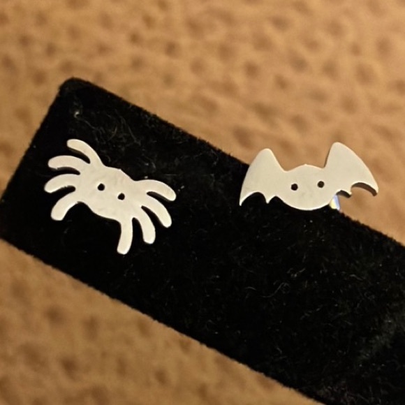 Spider & Bat Stud Halloween Earrings - Picture 3 of 5